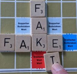 Scrabble Spielbrett Fake und Fakt